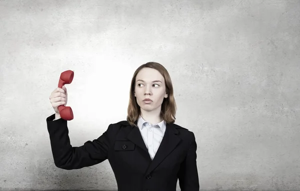 Vrouw met rode telefoon handset — Stockfoto