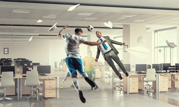 Jogando bola no escritório — Fotografia de Stock