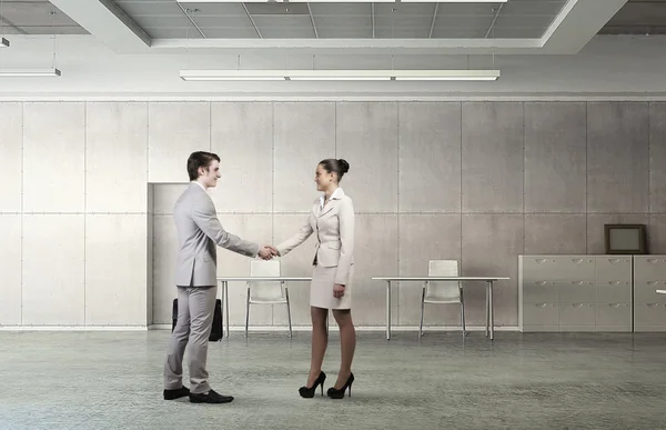 Два бизнес-партнера пожимают друг другу руки — стоковое фото
