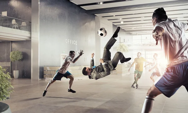 Jogando bola no escritório — Fotografia de Stock