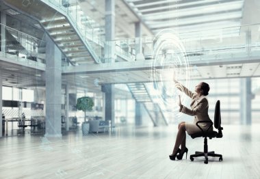 Medya panelini kullanarak iş kadını