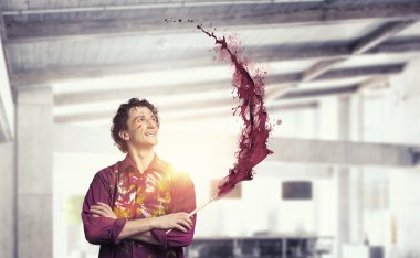 Adam sanatçı fırça ile boyama