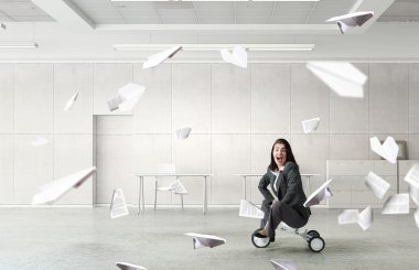 Bir çocuk gibi davranıyor