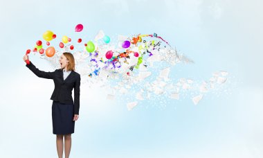 Kadın holding kırmızı telefon ahizesi