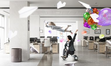 Bir çocuk gibi davranıyor