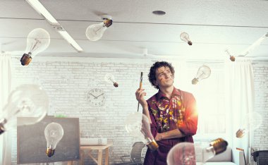 Adam sanatçı fırça ile boyama