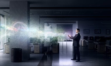 İşadamı ile tablet aygıtı elinde