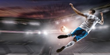 Futbol oyuncu isabet topu