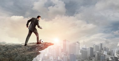 İşadamı tekme top