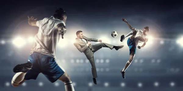 Бизнесмен и игрок, борющийся за мяч — стоковое фото