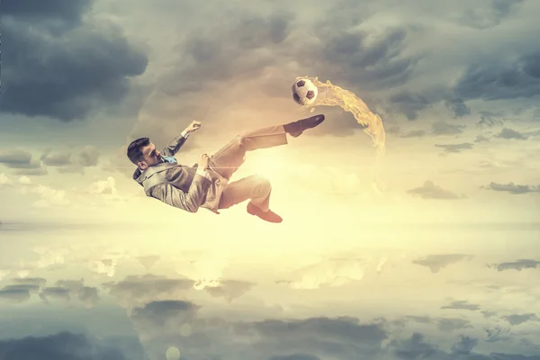 Empresário chutando bola — Fotografia de Stock