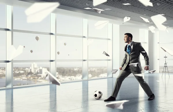 Jugar al fútbol en la oficina — Foto de Stock