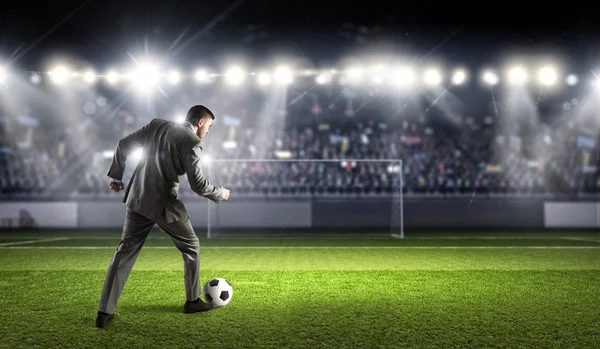 Empresario pateando pelota — Foto de Stock