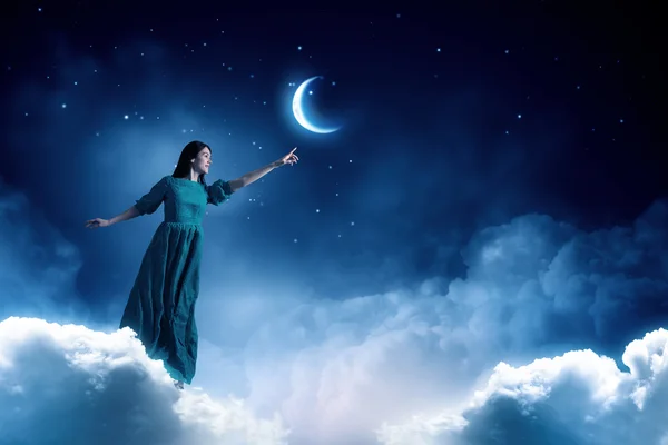 Mujer en el cielo nocturno — Foto de Stock