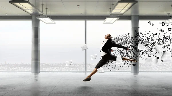 İş kadını ofiste dans — Stok fotoğraf