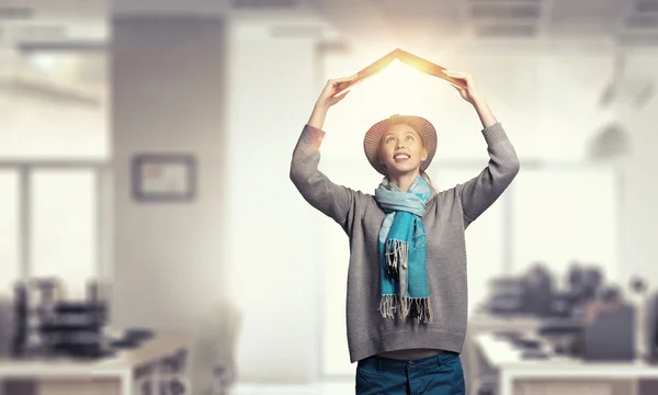 Schülerin mit Buch in der Hand — Stockfoto