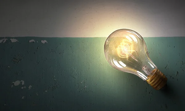 Light bulb op stenen oppervlak — Stockfoto