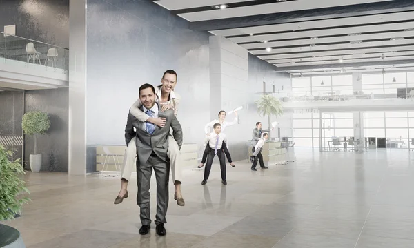 Affärsmän att bryta i office — Stockfoto