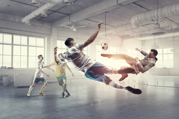 Jugar pelota en la oficina — Foto de Stock