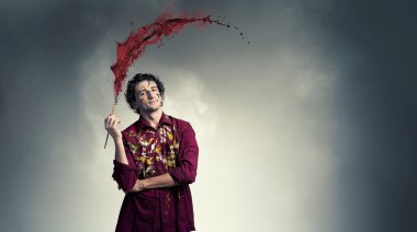 Adam sanatçı fırça ile boyama