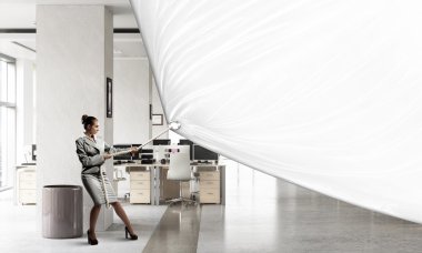 iş kadını çekerek afiş