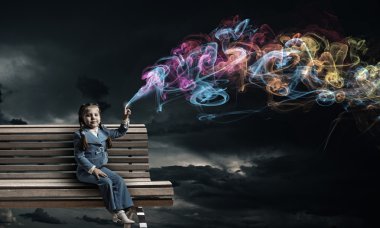 Ahşap bank üzerinde tatlı çocuk