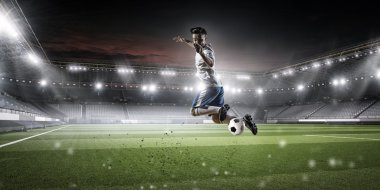 Futbol oyuncu isabet topu