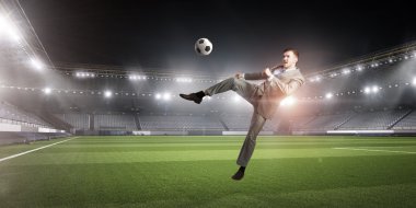 İşadamı tekme top