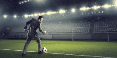 İşadamı tekme top