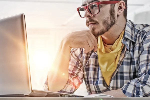 Hipster guy användning laptop — Stockfoto