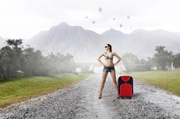 Hitch caminhante mulher na estrada — Fotografia de Stock