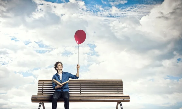 Joven con libro — Foto de Stock