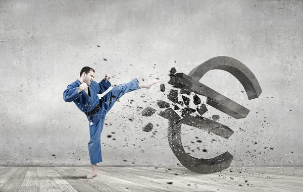 Karate uomo attacco euro — Foto Stock