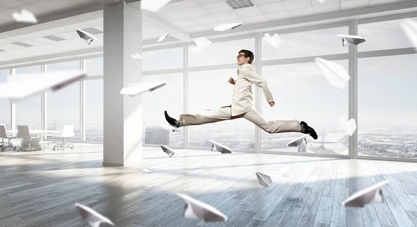 Homme d'affaires dansant au bureau — Photo