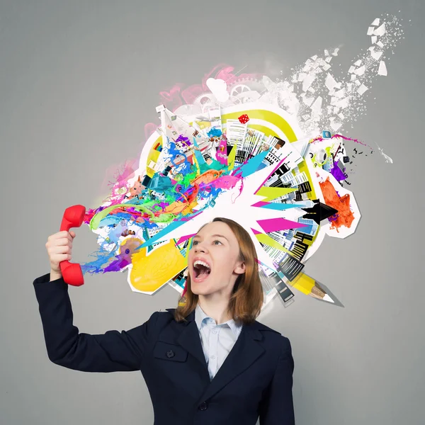 Mujer gritar en rojo receptor — Foto de Stock