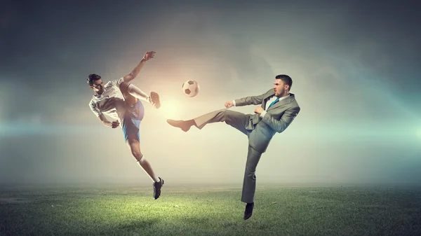 Biznesmen gry piłka — Zdjęcie stockowe