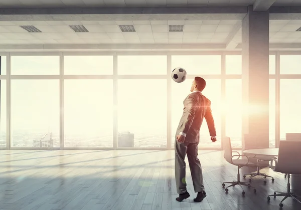 Spela fotboll i office — Stockfoto