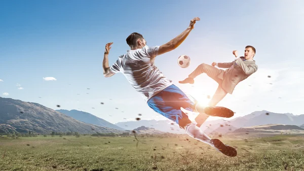 Geschäftsmann spielt Ball — Stockfoto