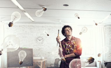 Adam sanatçı fırça ile boyama