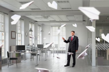 Elinde cep telefonu olan iş adamı.