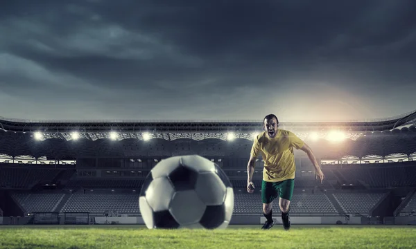 Jogador avançado de futebol — Fotografia de Stock