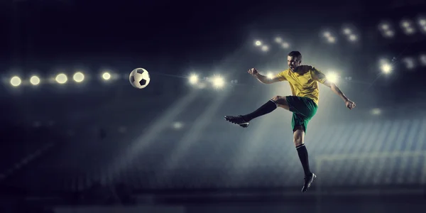 Jogador avançado de futebol — Fotografia de Stock