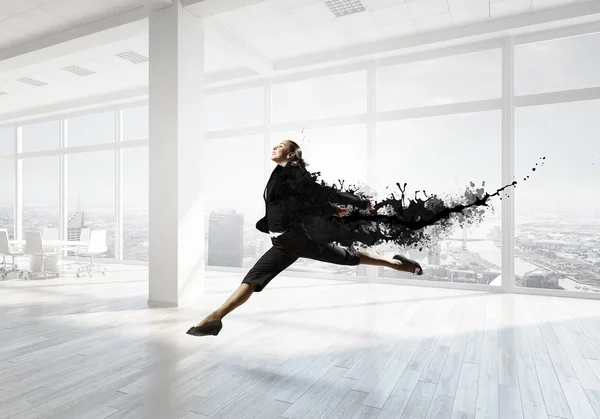 Dançando empresária no escritório — Fotografia de Stock