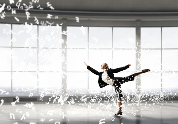 Bailarina de negocios en el cargo — Foto de Stock