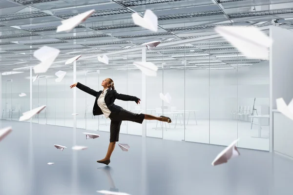 Dançando empresária no escritório — Fotografia de Stock