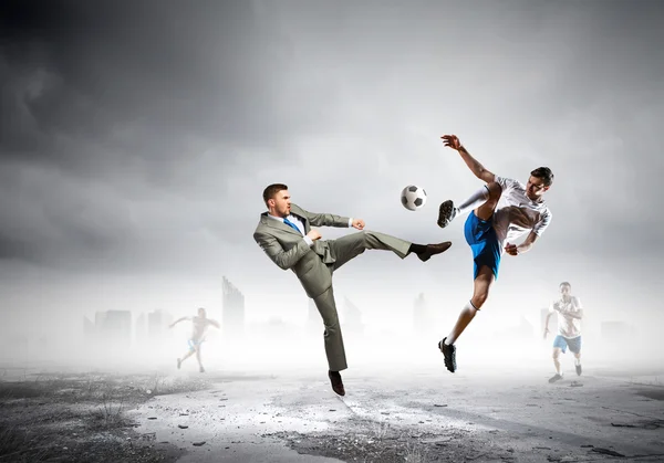 Empresario pateando pelota —  Fotos de Stock