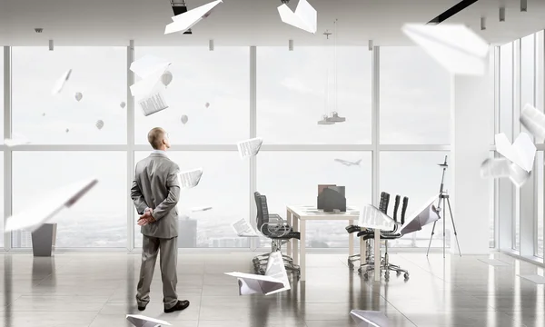 Homme d'affaires dans l'intérieur du bureau — Photo