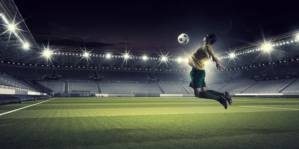 İleri futbolcu