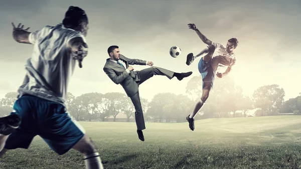 Geschäftsmann spielt Ball — Stockfoto