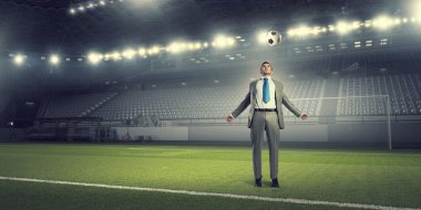 İşadamı tekme top